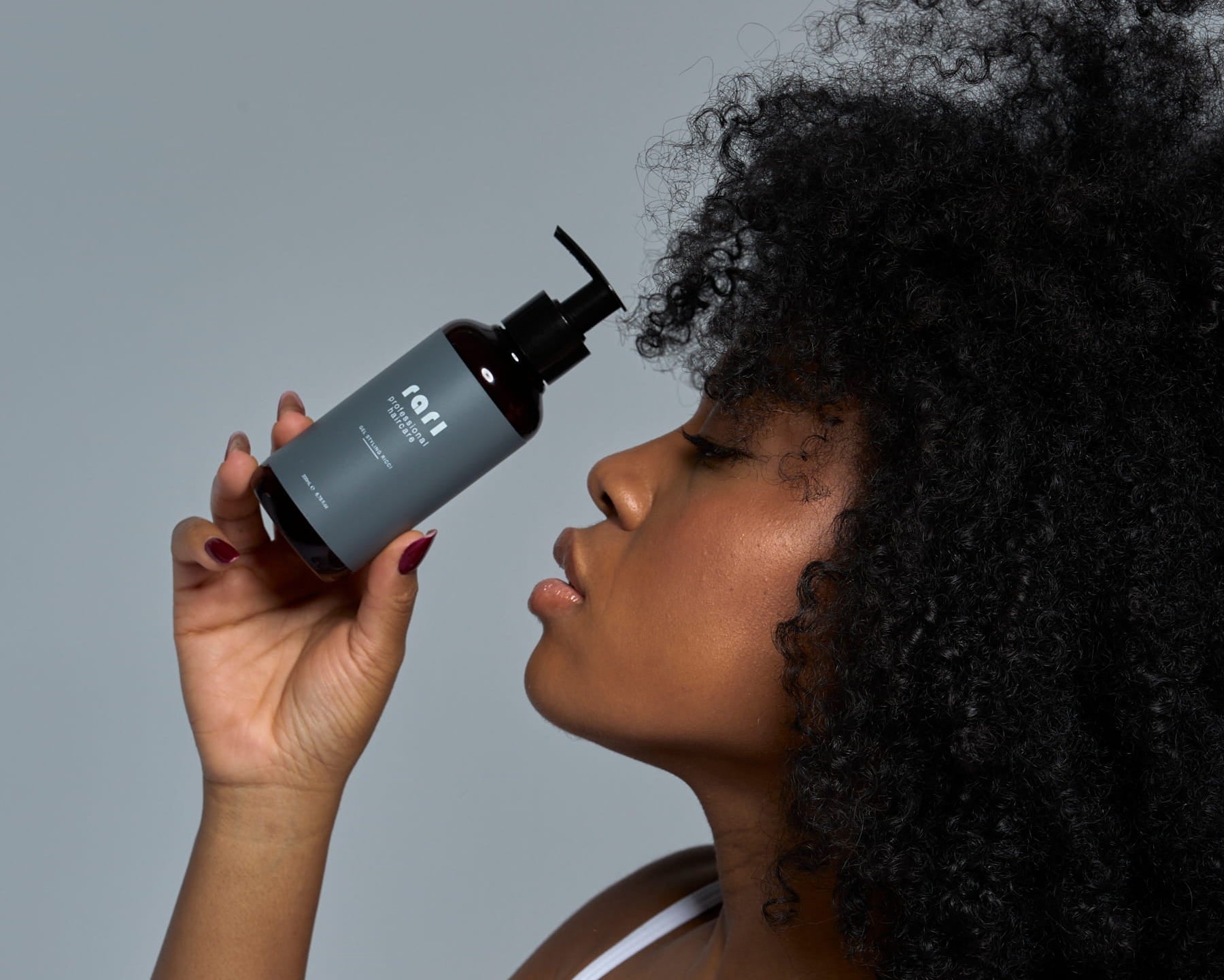 Set completo di prodotti professionali per capelli ricci Rari Professional Haircare su sfondo elegante.